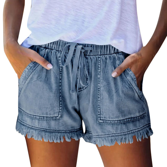 Optez pour un style estival décontracté et tendance avec notre short en jean délavé pour femme.