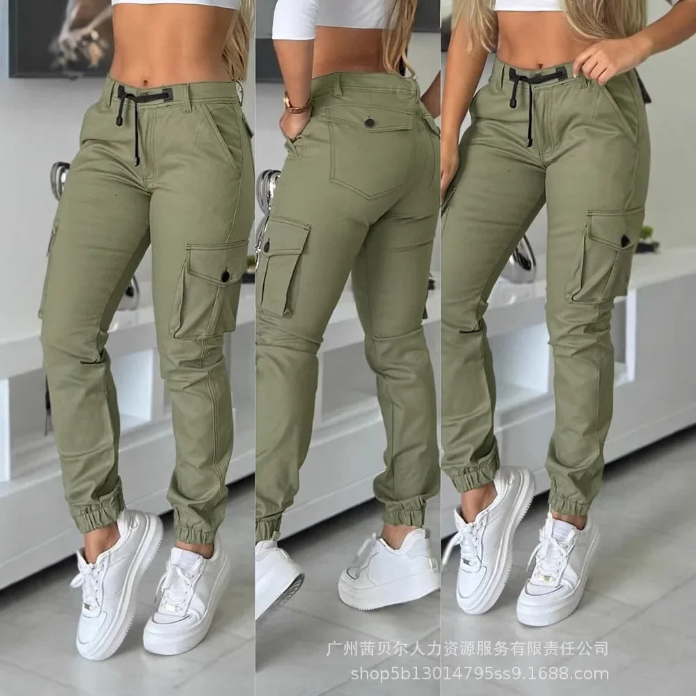 Adoptez un look streetwear pratique et tendance avec notre pantalon cargo pour femme.
