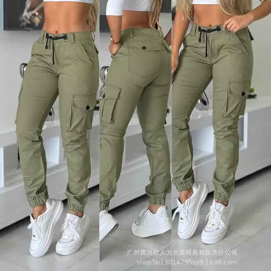 Adoptez un look streetwear pratique et tendance avec notre pantalon cargo pour femme.