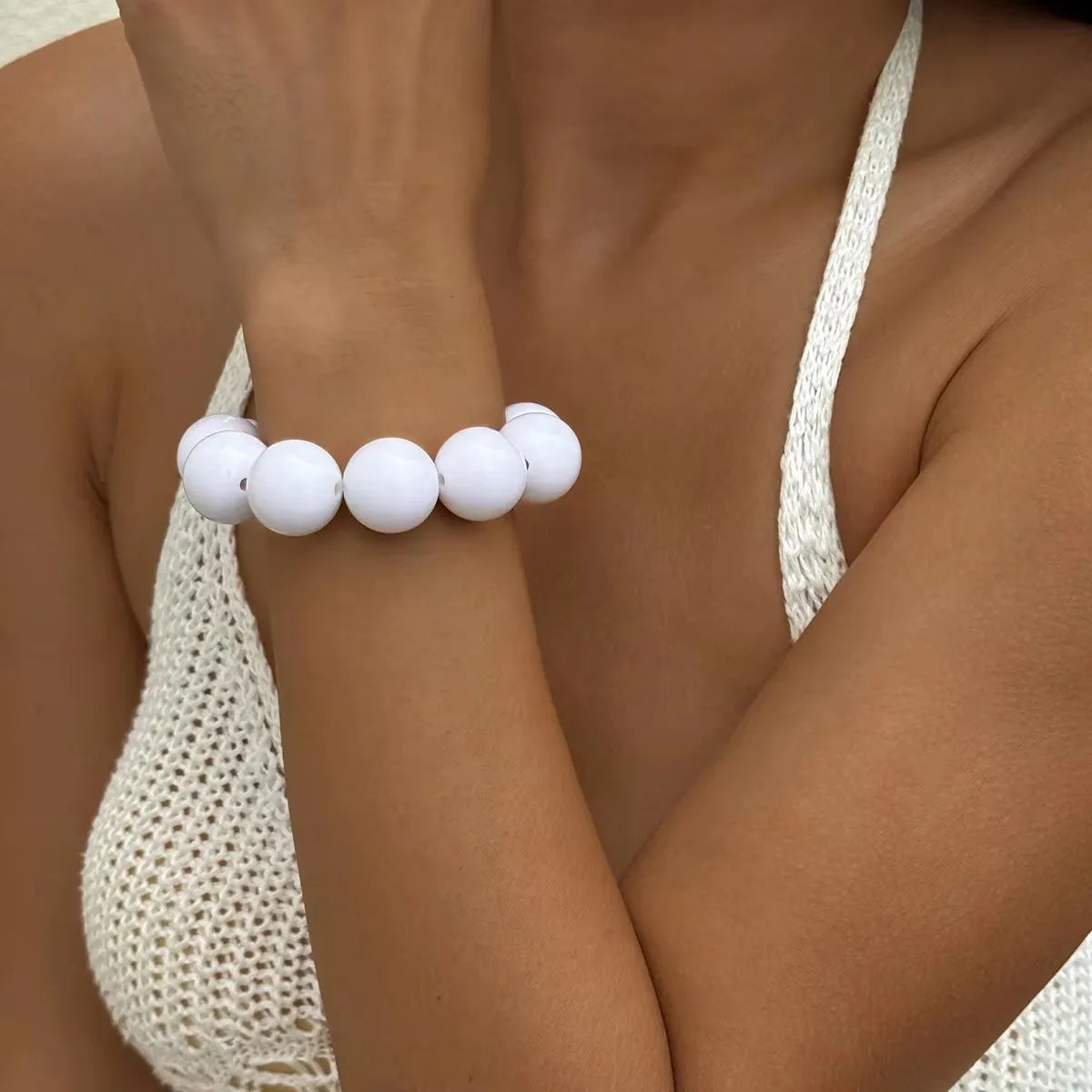 Apportez une touche fun et originale à vos tenues avec notre bracelet à grosses perles colorées.