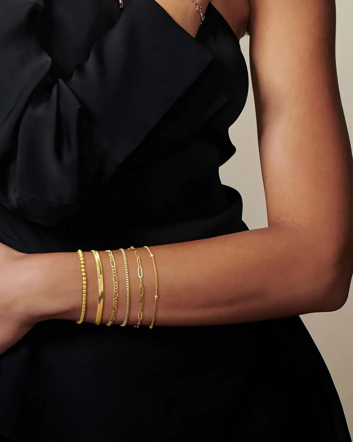 Sublimez vos poignets avec notre ensemble de bracelets fins plaqués or 14K.
