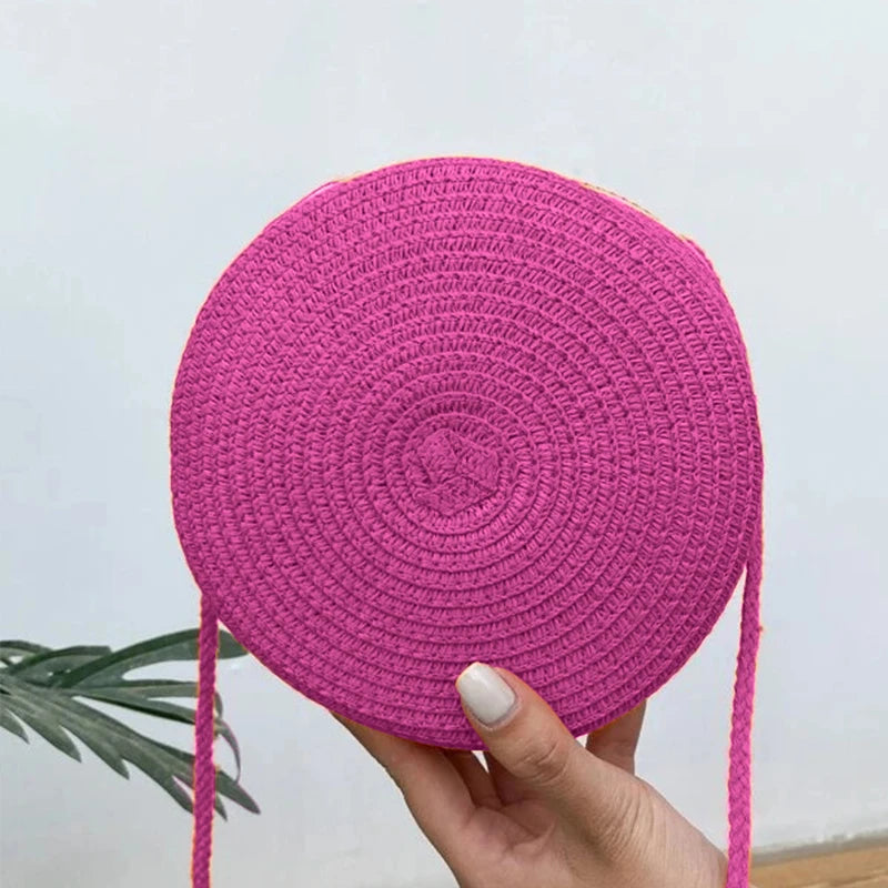Ajoutez une touche bohème à vos tenues estivales avec ce sac en raphia tressé à bandoulière.