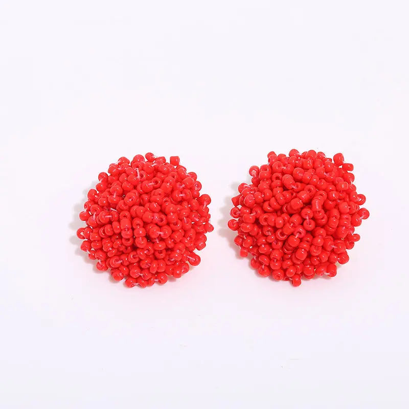 Apportez une touche bohème et ethnique à vos tenues avec nos boucles d’oreilles clous faites main.