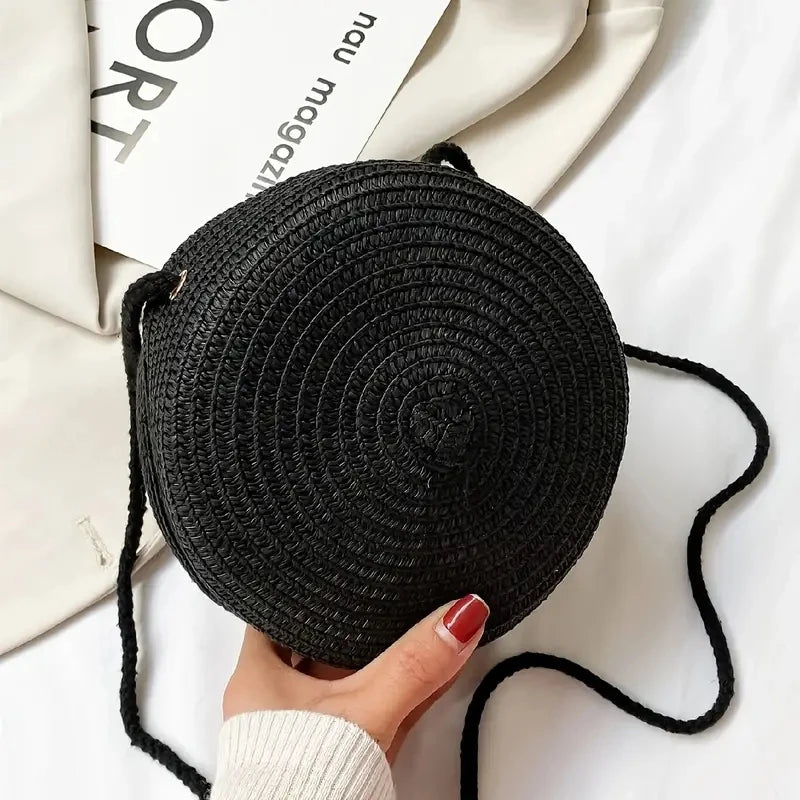 Ajoutez une touche bohème à vos tenues estivales avec ce sac en raphia tressé à bandoulière.