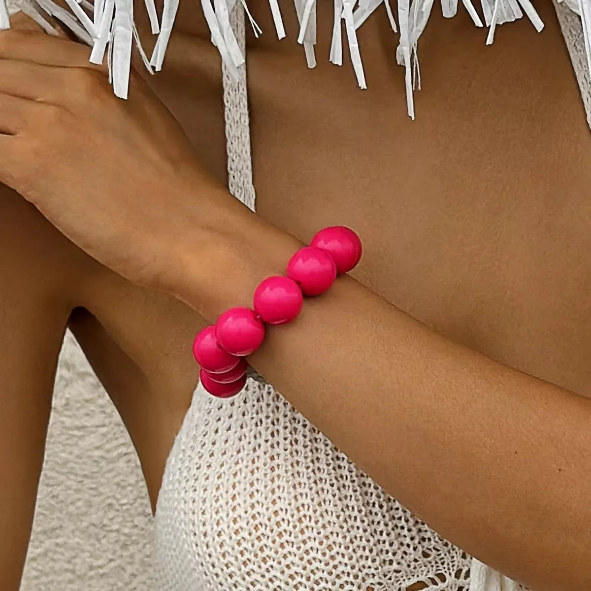 Apportez une touche fun et originale à vos tenues avec notre bracelet à grosses perles colorées.