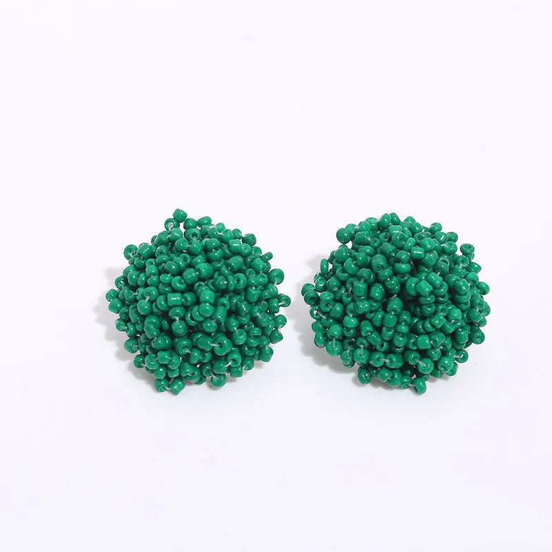 Apportez une touche bohème et ethnique à vos tenues avec nos boucles d’oreilles clous faites main.