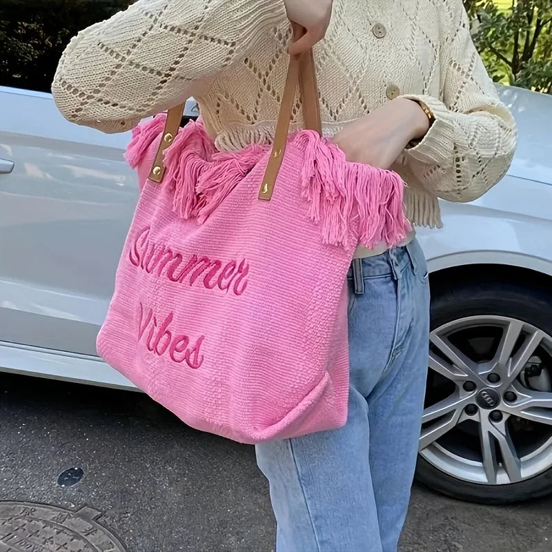 Sac Brodé à Pompons – Femme Apportez une touche estivale à vos tenues avec ce sac brodé à pompons