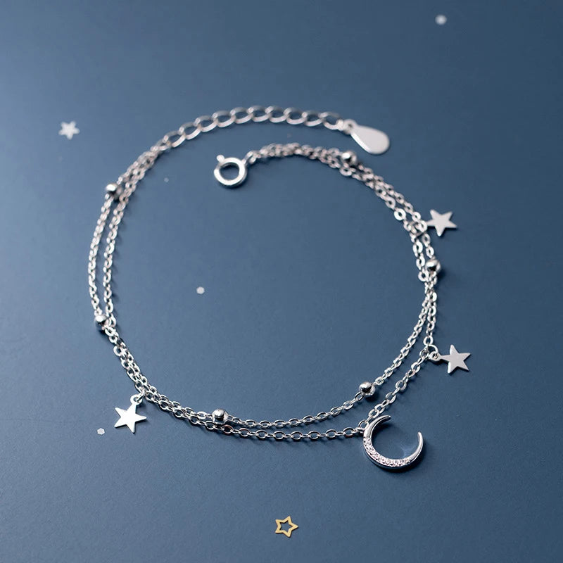 Apportez une touche céleste à vos tenues avec notre bracelet Star & Moon pour femme.