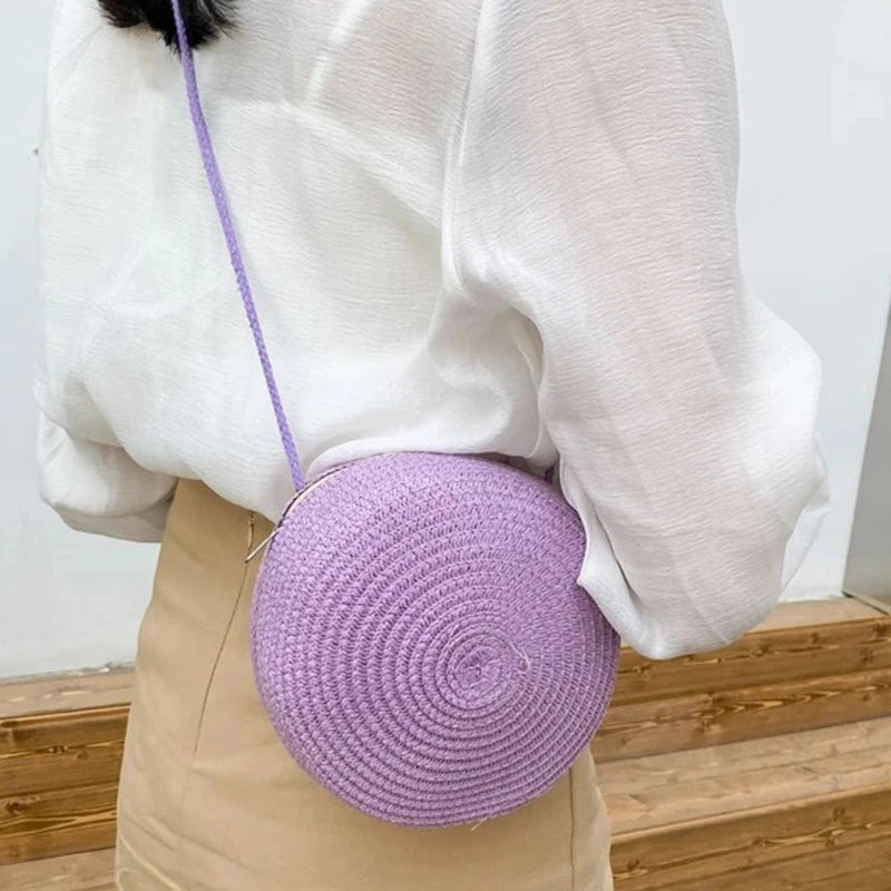 Ajoutez une touche bohème à vos tenues estivales avec ce sac en raphia tressé à bandoulière.