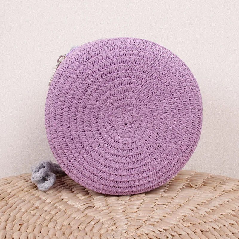 Ajoutez une touche bohème à vos tenues estivales avec ce sac en raphia tressé à bandoulière.